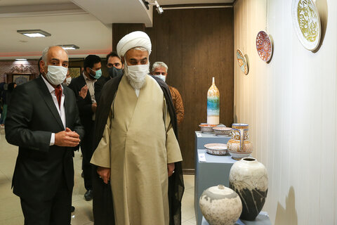 تصاویر / بازدید امام جمعه قزوین از نمایشگاه سفال وسرامیک