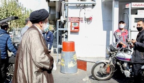 الرئيس الايراني يتفقد سير العمل بمحطات الوقود