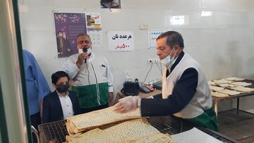 کوچکترین خادمیار رضوی تنور نان نذری را در کاشان گرم کرد