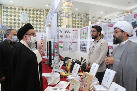 تصاویر / بازدید آیت الله سید احمد خاتمی از نمایشگاه دستاوردهای علمی واحدهای آموزشی تخصصی حوزوی