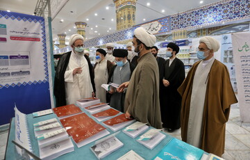 تصاویر/ حضور شخصیت های حوزوی در ششمین روز نمایشگاه "دستاوردهای علمی واحدهای آموزشی تخصصی حوزوی"