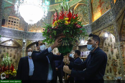 بالصور/ تزيين ضريح السيدة فاطمة المعصومة (ع) بالأزهار والورود في ذكرى وصولها إلى مدينة قم المقدسة