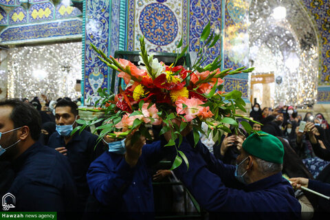 بالصور/ تزيين ضريح السيدة فاطمة المعصومة (ع) بالأزهار والورود في ذكرى وصولها إلى مدينة قم المقدسة