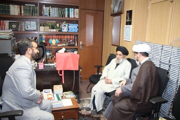 دیدار معاون سلامت و امور بیمه های مرکز خدمت حوزه های علمیه با آیت الله قریشی