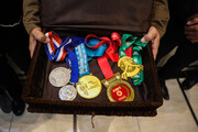 ۵ قهرمان وزنه‌برداری مدال‌های خود را به موزه آستان قم اهدا کردند