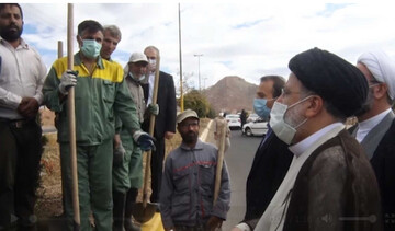 فیلم | گفتگوی رئیس جمهور با کارگران فضای سبز در جاده مهدیشهر به سمنان