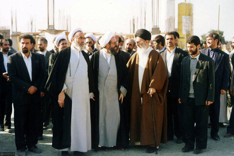 تصاویری از حضور رهبر معظم انقلاب در حرم حضرت عبد‌العظیم حسنی - سال ۷۳