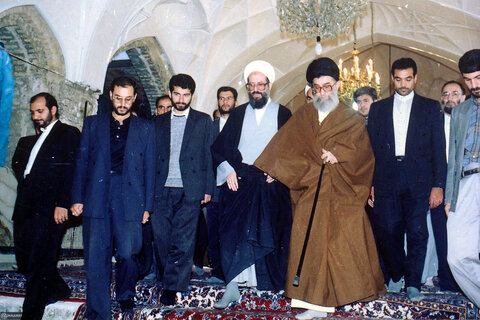 تصاویری از حضور رهبر معظم انقلاب در حرم حضرت عبد‌العظیم حسنی - سال ۷۳