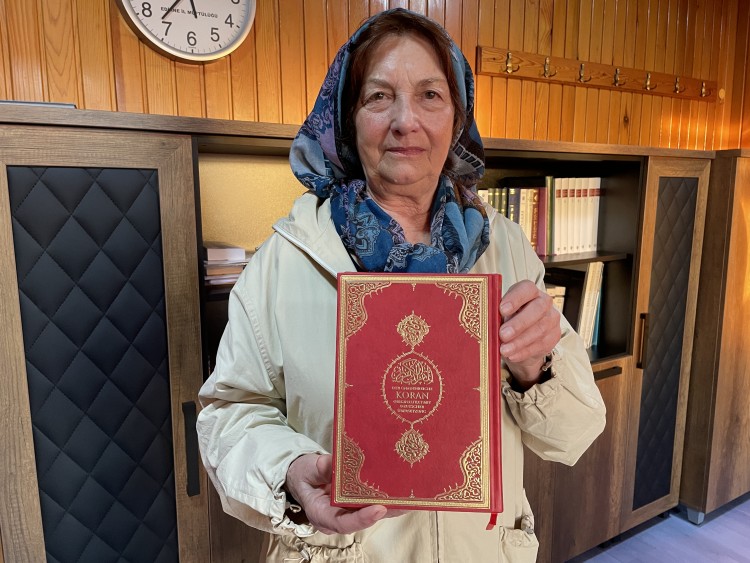 سيدة بلغارية عمرها ۸۰ عاماً تعتنق الإسلام في تركيا