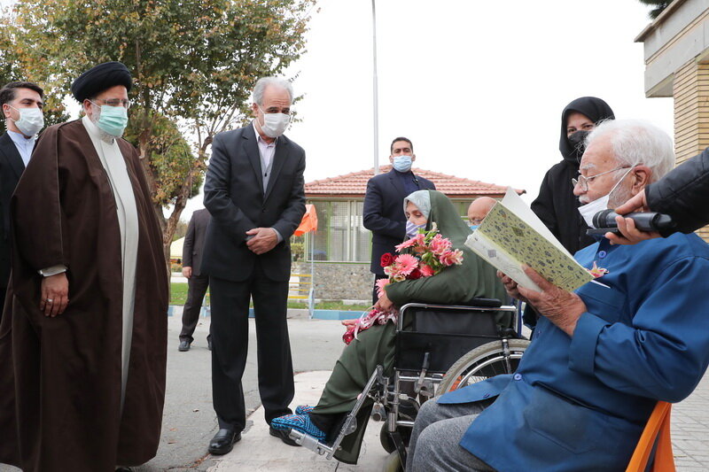 رئیس جمهور به کمپ درمان معتادان و سالمندان آسایشگاه کهریزک رفت + فیلم و عکس