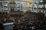 نماز جماعت بدون فاصله گذاری اجتماعی در ترکیه برگزار می شود