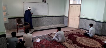 تصاویر/ برگزاری دوره مقدماتی و آشنائی با پژوهش در مدرسه علمیه مولود کعبه جاسک