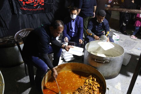 تصاویر/ توزیع غذای تبرکی توسط موکب استان قدس رضوی و موکب عراقی ها