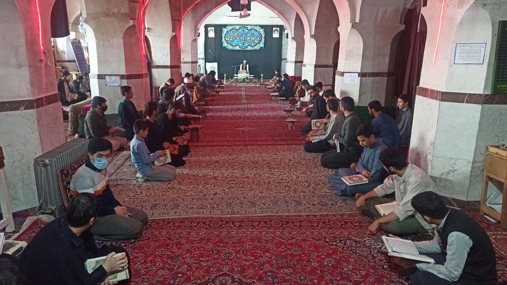 برگزاری محفل انس با قرآن در مدرسه علمیه صالحیه قزوین | موسوی: برای ترویج قرآن هزینه کنیم
