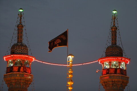 تصاویر / مراسم تعویض پرچم حرم کریمه اهل بیت (ع) در شب وفات بانوی کرامت