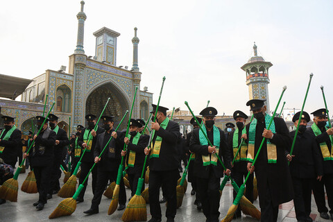 تصاویر/ جاروکشی خادمان امام رضا از صحن های حرم حضرت معصومه سلام الله علیها