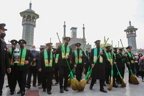 تصاویر/ جاروکشی خادمان امام رضا از صحن های حرم حضرت معصومه سلام الله علیها