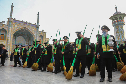 تصاویر/ جاروکشی خادمان امام رضا از صحن های حرم حضرت معصومه سلام الله علیها