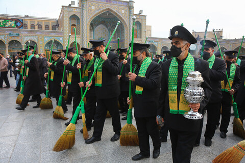 تصاویر/ جاروکشی خادمان امام رضا از صحن های حرم حضرت معصومه سلام الله علیها