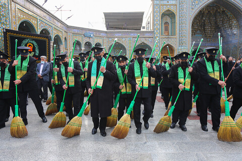 تصاویر/ جاروکشی خادمان امام رضا از صحن های حرم حضرت معصومه سلام الله علیها