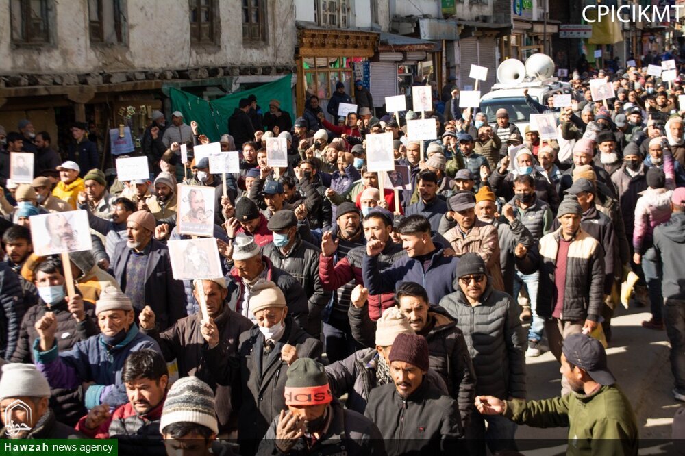 कारगिल में वसीम मुर्तद और नरसिम्हनंद के खिलाफ हजारों मुसलमानों ने किया विरोध प्रदर्शन
