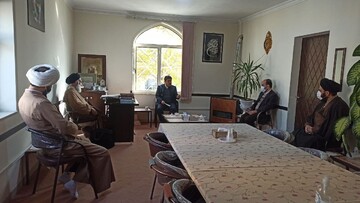 روحانیت مسئولان را در مسیر خدمت به مردم هدایت کند