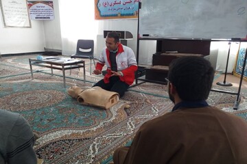 تصاویر/ برگزاری کلاس های هلال احمر در مدرسه علمیه نقده