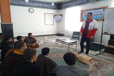 تصاویر/ برگزاری کلاس های هلال احمر در مدرسه علمیه نقده