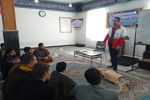 تصاویر/ برگزاری کلاس های هلال احمر در مدرسه علمیه نقده