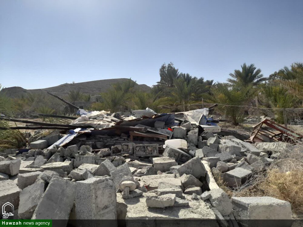 کمک رسانی طلاب مدرسه امام خمینی(ره) تهران به مردم زلزله زده هرمزگان + عکس