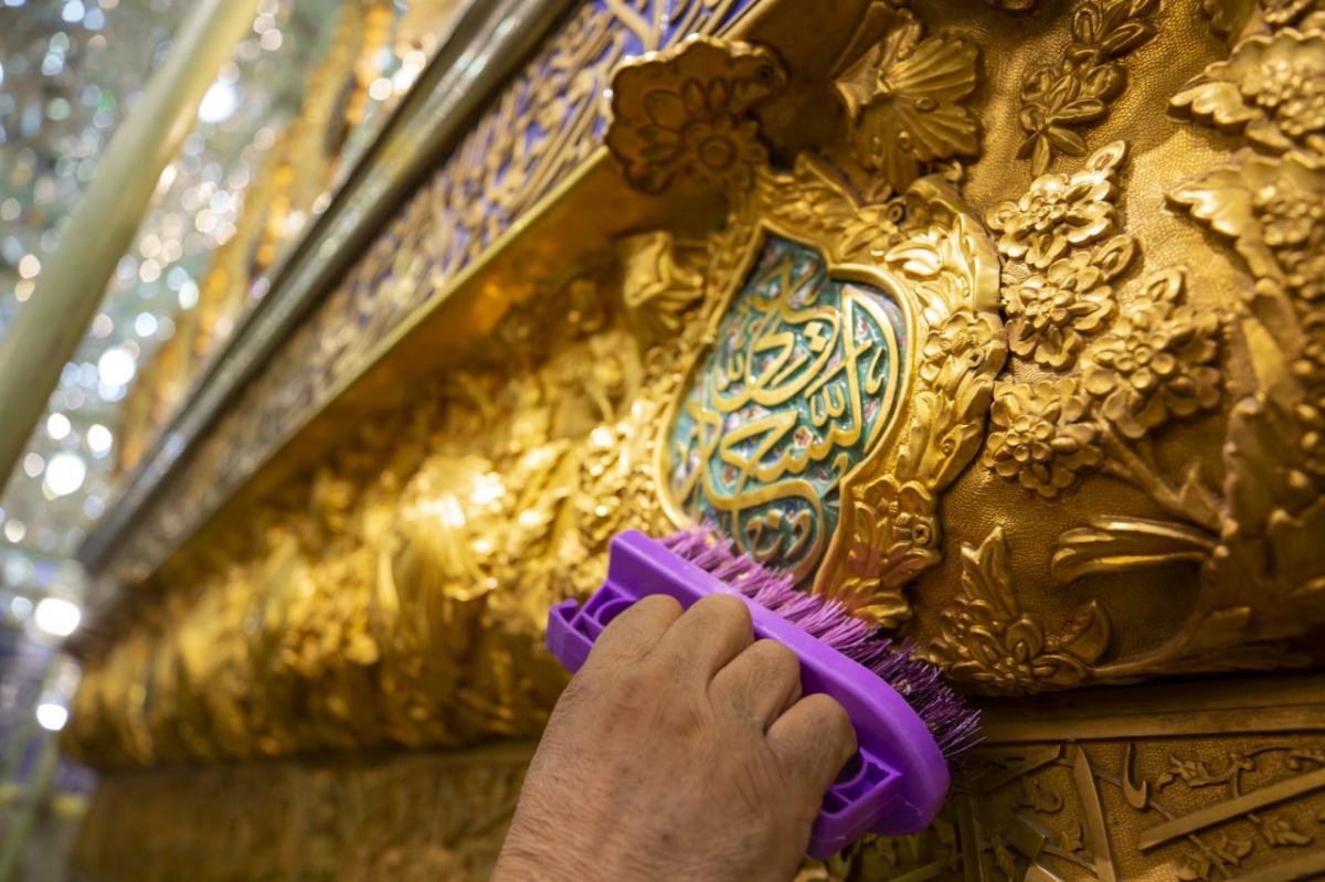 تنظيفُ وجلي الشبّاك الطاهر لمرقد أبي الفضل العبّاس (عليه السلام) + صور