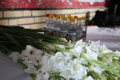 تصاویر/عطر افشانی گلزار شهدای «بهشت محمدی» سنندج به مناسبت هفته بسیج