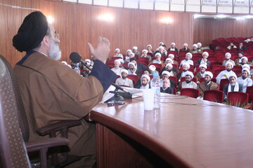 تصاویر آرشیوی از نشست علمی- کاربردی ائمه جمعه و کارشناسان حوزه و دانشگاه- آذرماه ۱۳۸۵