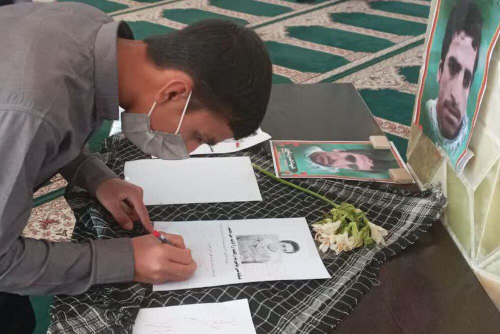 بوسه مادر دانش آموز شهید حسن یاوری بر عهدنامه دانش آموزان اشکذری + عکس