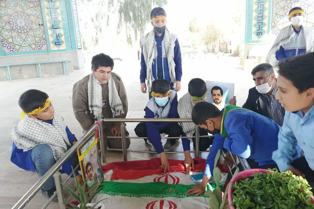 بوسه مادر دانش آموز شهید حسن یاوری بر عهدنامه دانش آموزان اشکذری + عکس