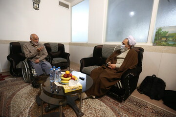 تصاویر/ دیدار آیت الله اعرافی با روحانی ایثارگر علی الجبوری