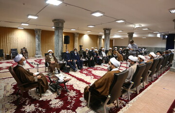 تصاویر/ دیدار جمعی از نخبگان حوزوی و دانشگاهی استان مرکزی با آیت الله اعرافی