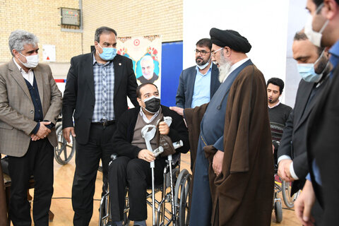 تصاویر/ اهدای یکصد دستگاه ویلچر توسط ستاد اجرایی فرمان امام اصفهان