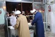 تصاویر| توزیع غذای گرم و نان صلواتی توسط طلاب قرارگاه جهادی عمار به مناسبت ولادت حضرت زینب(س)