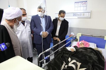 تصاویر/ عیادت نماینده ولی فقیه در کرمانشاه از دانش آموزان مصدوم حادثه تصادف مینی بوس منطقه ماهیدشت