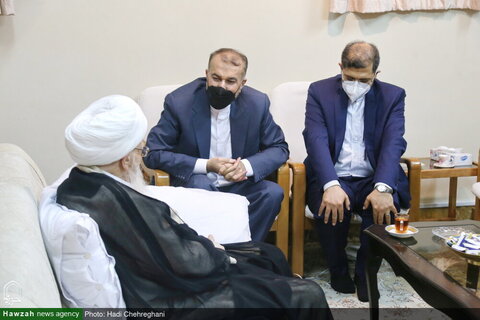 بالصور/ وزير الخارجية الإيراني يلتقي بمراجع الدين والعلماء بمدينة قم المقدسة