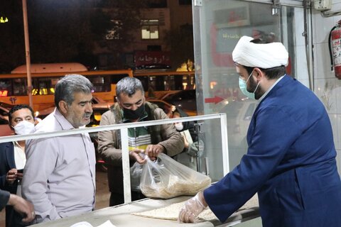 تصاویر| توزیع غذای گرم و نان صلواتی طلاب قرارگاه جهادی عمار به مناسبت ولادت حضرت زینب(س)