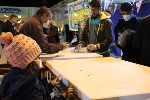 تصاویر| توزیع غذای گرم و نان صلواتی طلاب قرارگاه جهادی عمار به مناسبت ولادت حضرت زینب(س)