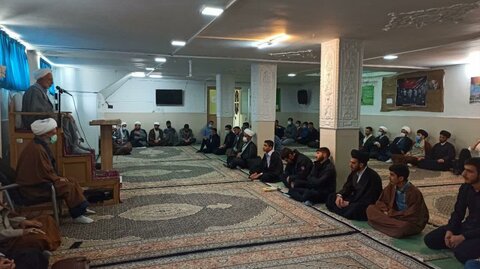 تصاویر/ درس اخلاق طلاب مدرسه علمیه امام صادق بیجار با حضور حجت الاسلام والمسلمین بیگلری