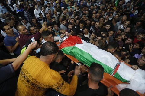 تشييع جثمان شاب فلسطيني في نابلس