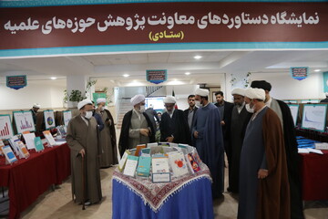 تصاویر/ بازدید مدیر "موسسه الدلیل للدراسات والبحوث العقدیه" از نمایشگاه دستاوردهای پژوهشی حوزه های علمیه