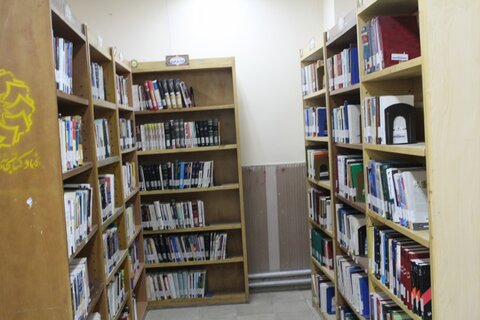 تصاویر/ بازدید طلاب مدرسه علمیه امام صادق (ع) قروه از کتابخانه عمومی شهید مدرس