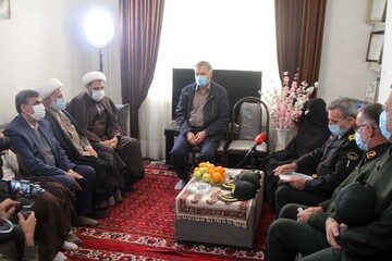 تصاویر / اعلام خبر شناسایی شهید آقایی پس از 33 سال به خانواده شهید