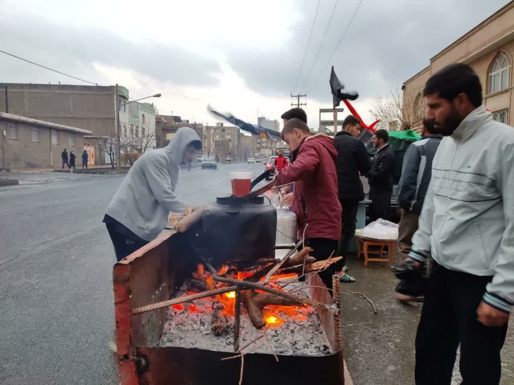 تصاویر/ ایستگاه صلواتی طلاب مدرسه علمیه کامیاران به مناسبت ایام فاطمیه