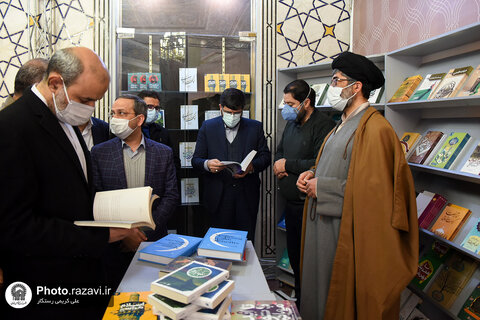 امام علی رضا(ع) کے حرم کے علمی و تحقیقی کارناموں کی نمائش کا افتتاح
